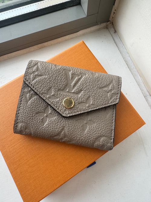 LOUIS VUITTON M69800 Zoe Wallet | 路易威登 銀包 (多色)