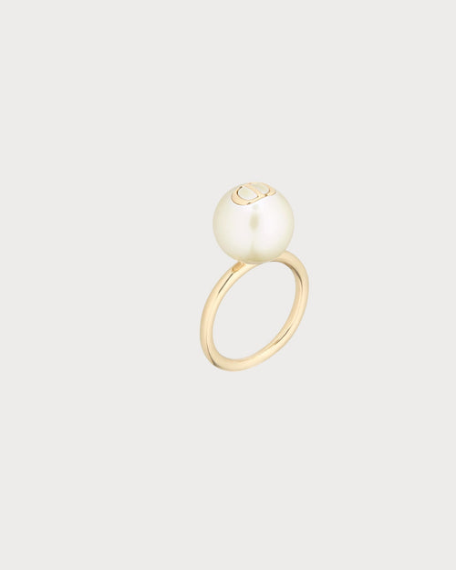 CHRISTIAN DIOR Dior Amulets Ring Matte Gold-Finish Metal with White Resin Pearl | 迪奥珍珠戒指(金色)