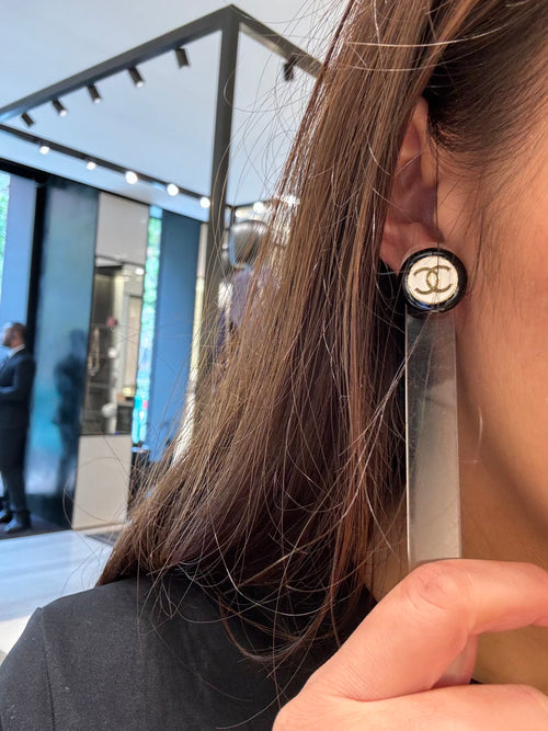 CHANEL Black and White Earrings | 香奈儿耳环(黑白色)