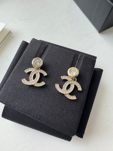CHANEL Silver CC Crystal Earrings | 香奈兒 耳環 (銀色)